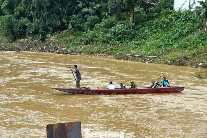 Sau khi cầu tạm Trung Thắng bị lũ cuốn, việc đi lại, vận chuyển hàng hóa của người dân gặp nhiều khó khăn. Trước tình hình đó, Ban Chỉ huy Quân sự xã Yên Hòa phối hợp với Công an xã và các lực lượng tại địa phương tổ chức vận chuyển người dân, nhu yếu phẩm qua sông bằng thuyền, góp phần duy trì việc đi lại và bảo đảm an toàn cho người dân vùng bị cô lập.