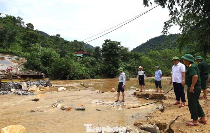 Lực lượng chức năng chia thành nhiều tổ, túc trực hai bên bờ sông từ sáng sớm đến hơn 22h đêm mỗi ngày.