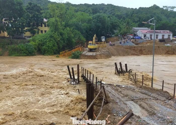 "Đợt lũ năm 2025 đã cuốn trôi cây cầu Trung Thắng bằng bê tông kiên cố. Xã sau đó làm cầu tạm để người dân đi lại. Vừa mới đưa vào sử dụng được mấy tháng chưa kịp quyết toán cho đơn vị thi công thì cầu tiếp tục bị lũ cuốn trôi hôm 20/8 vừa rồi. Ngoài cây cầu này, tràn Văng Ống cũng bị lũ làm hư hỏng. Cả 2 điểm cộng lại khiến 3 bản với gần 1.400 người dân bị chia cắt", Chủ tịch xã Yên Hoà nói.