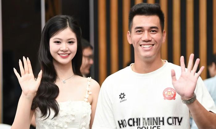 Người đẹp Hồ Ngọc Phương Linh và cầu thủ Tiến Linh chung khung hình. Ảnh: Dương Triều.