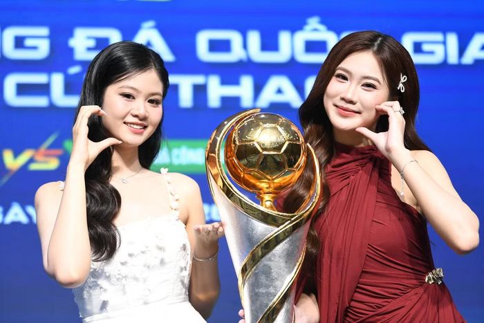 Phương Linh và Thu Hằng chờ đợi trận cầu đỉnh cao giữa CLB Công an Hà Nội và CLB Công an TPHCM. Ảnh: Dương Triều.