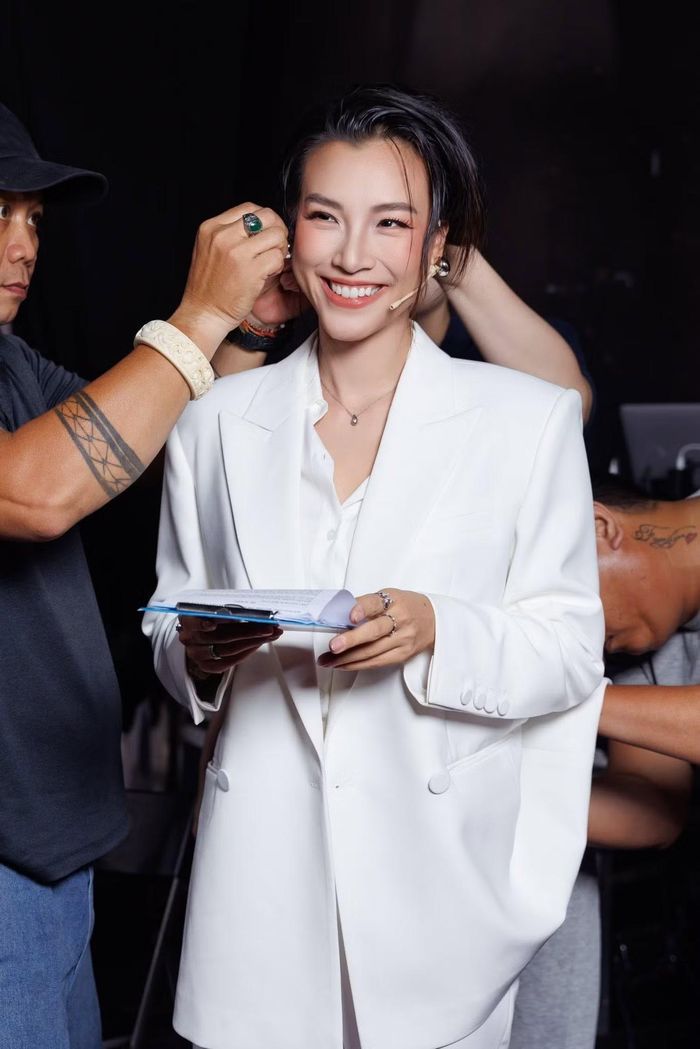 Nữ MC nói cô chú ý đến sức khỏe nhiều hơn sau khi làm mẹ, không còn thức khuya làm việc như trước. Cô ngủ sớm, tập thể dục, ở nhà ít nhất ba buổi tối/tuần cùng con. Điều cô lo lắng nhất là bản thân đổ bệnh, không thể chăm sóc con trai.