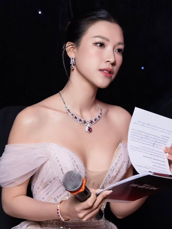 Cô theo học khoa Ngữ văn Anh, Trường Đại học Khoa học Xã hội và Nhân văn TPHCM. Nền tảng ngoại ngữ giúp người đẹp theo đuổi vai trò MC song ngữ, tham gia nhiều chương trình truyền hình và sự kiện. Hoàng Oanh chia sẻ cô dành phần lớn tuổi trẻ để làm việc, thay vì dựa vào danh hiệu để làm nghề.