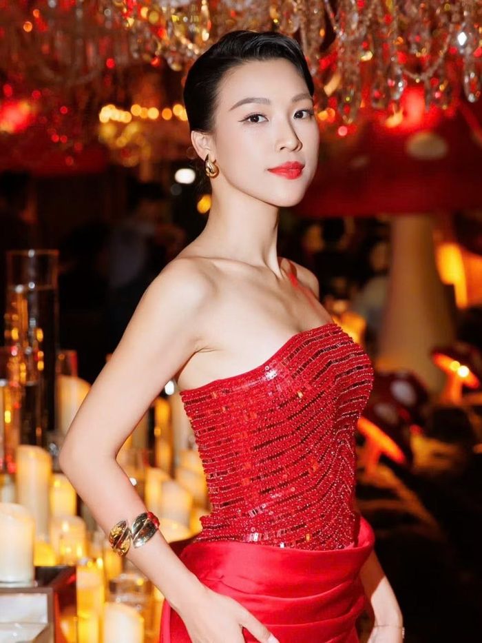 Ngoài dẫn chương trình, Hoàng Oanh từng được đạo diễn Nguyễn Quang Dũng tin tưởng giao vai chính trong phim điện ảnh Tháng năm rực rỡ, xuất hiện trong các phim như Ước hẹn mùa thu, Ba vợ cưới vợ ba, Bộ ba rắc rối và Biệt đội rất ổn.