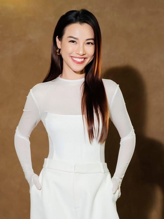 Hoàng Oanh chia sẻ việc một mình nuôi con chưa bao giờ là dễ dàng. Cô học cách không còn yếu đuối, kiểm soát cảm xúc và đặt trách nhiệm gia đình lên hàng đầu.