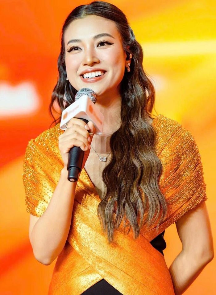 Trong một lần chia sẻ về nghề MC, Hoàng Oanh cho biết một ngày làm việc của MC thường bắt đầu bằng việc tập chương trình, tiếp đó là trang điểm, chuẩn bị trang phục và hoàn thiện nội dung trước khi xuất hiện vào buổi tối.