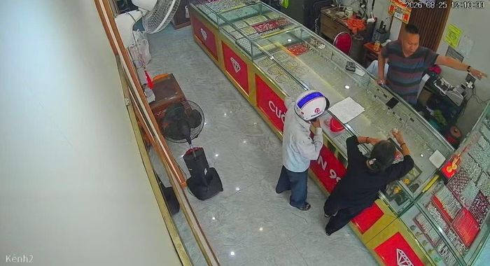 Thời điểm vợ chồng cụ ông đến bán vàng.