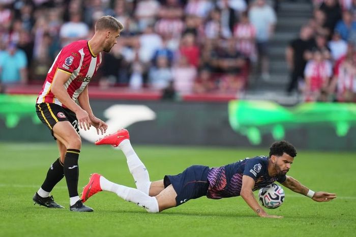 Tottenham (áo đen) đã vấp ngã quá đau ở ngày ra quân tại Premier League khi thua Brentford tới 0-3.