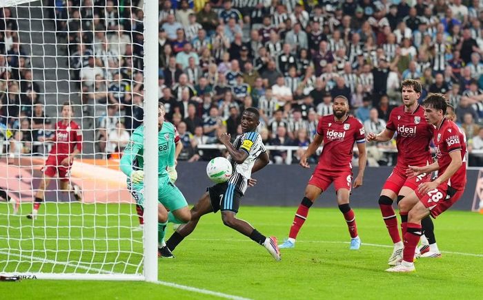 Newcastle (áo sọc) ghi bàn tốt nhưng phòng ngự lại kém.