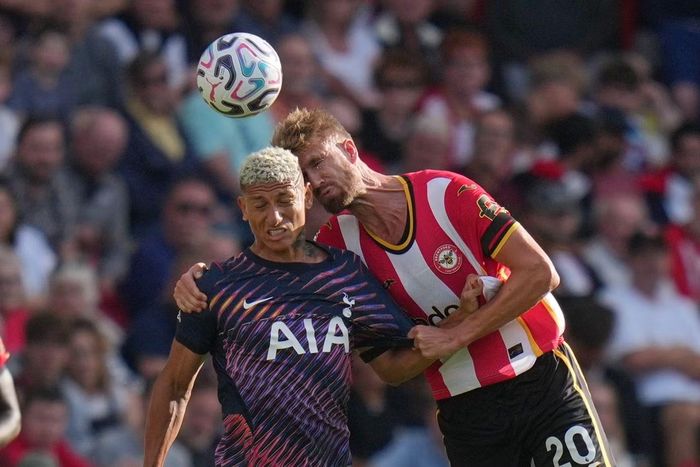 Tottenham (trái) chỉ có 3 trận thắng trên sân nhà tại Premier League 2025/26.