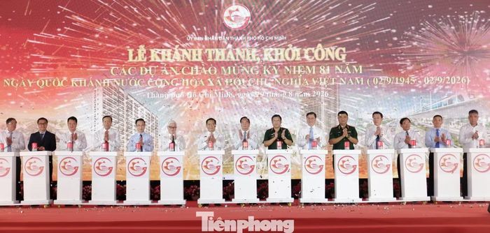 Các đại biểu thực hiện nghi thức khánh thành, khởi công các công trình, dự án trọng điểm tại TPHCM. Ảnh: Hữu Huy