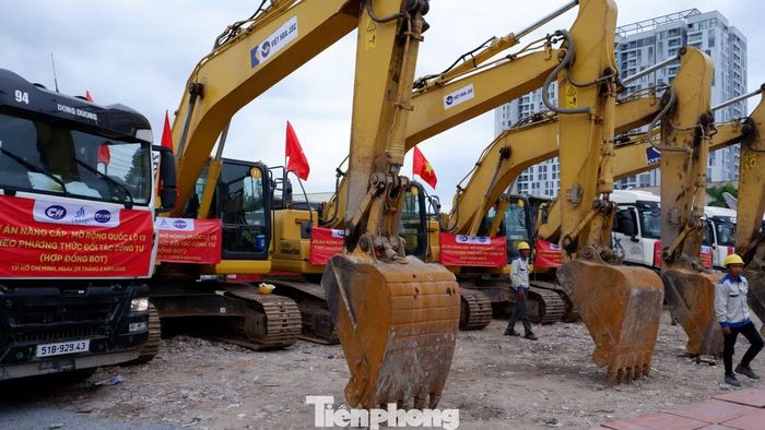 Máy móc, thiết bị chuẩn bị cho lễ khởi công tại dự án mở rộng quốc lộ 13. Ảnh: Hữu Huy