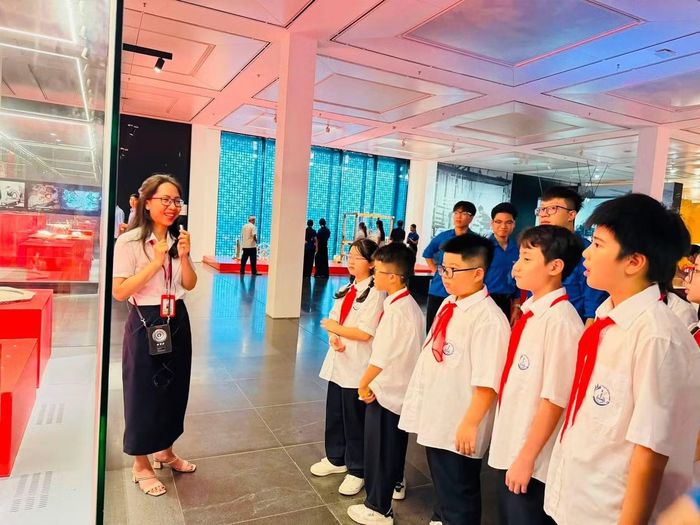 Các em được nghe hướng dẫn viên giới thiệu về về lịch sử.