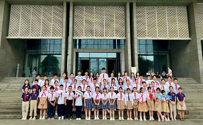 Học sinh nhiều trường học ở Hà Nội có mặt tại Bảo tàng Hà Nội để tham gia giờ học đặc biệt