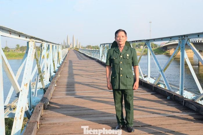 Cựu chiến binh Nguyễn Đức Thọ cùng đồng đội chụp ảnh lưu niệm tại cầu Hiền Lương, Di tích Lịch sử quốc gia đặc biệt, bắc qua sông Bến Hải, Quảng Trị. Ảnh: Nhân vật cung cấp