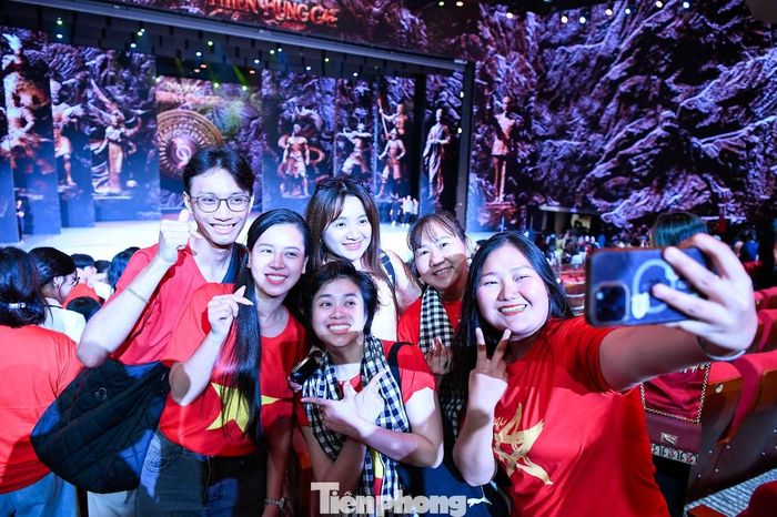Nghệ sĩ trẻ cùng lan tỏa hình ảnh chương trình. Ảnh: Như Ý