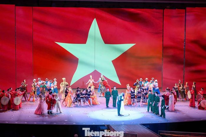 Những trang sử hào hùng của đất nước đã được tái hiện sinh động bằng ngôn ngữ nghệ thuật, ánh sáng và âm nhạc. Ảnh: Như Ý - Xuân Tùng