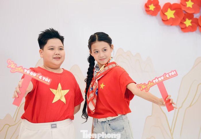 Nghệ sĩ nhí Bùi Gia Bảo (bên trái ảnh). Ảnh: Xuân Tùng