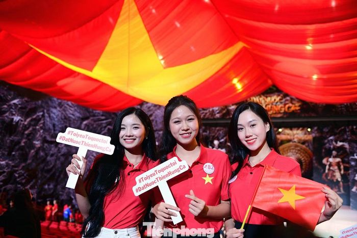 Lá đại kỳ xuất hiện trong chương trình và khán giả, người trẻ cùng bày tỏ niềm tự hào dân tộc. Ảnh: Như Ý - Xuân Tùng