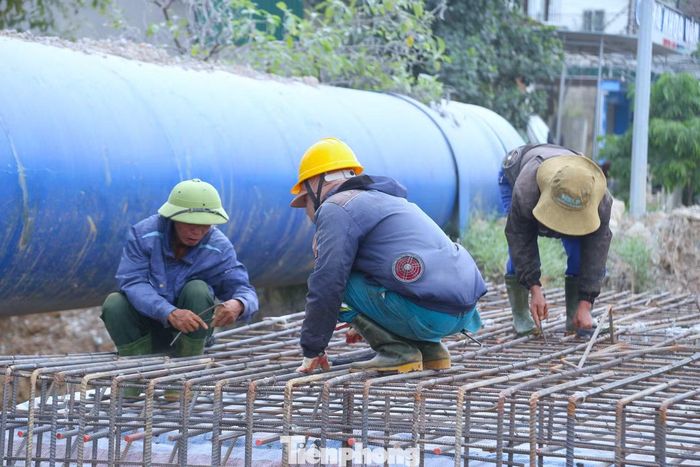 Việc tăng ca, thi công xuyên lễ được nhà thầu tính toán phù hợp với từng hạng mục, đồng thời đặt yêu cầu an toàn lao động lên hàng đầu. Các phương tiện, máy móc được kiểm tra trước khi vận hành; nhân sự phụ trách thiết bị và lực lượng kỹ thuật được bố trí thường trực nhằm hạn chế sự cố trong quá trình thi công.