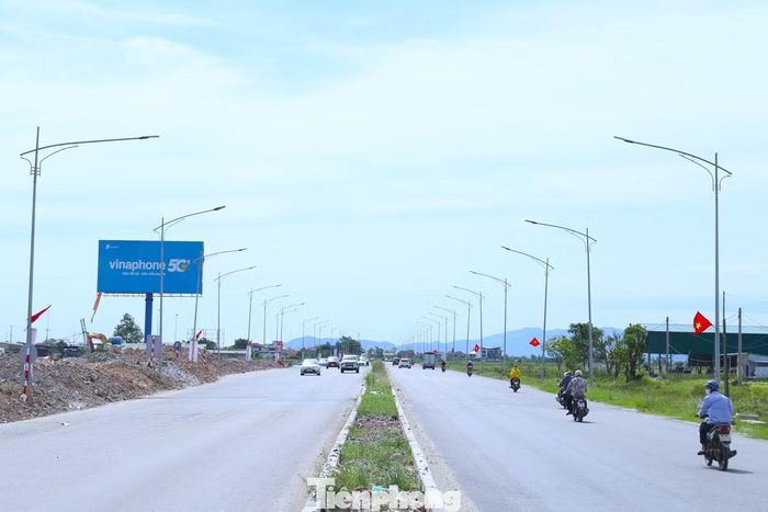 Dự án cải tạo, mở rộng Quốc lộ 46 đoạn Vinh - Nam Đàn được phê duyệt chủ trương đầu tư năm 2022, có tổng chiều dài gần 10,7 km, tổng mức đầu tư gần 500 tỷ đồng. Ban Quản lý dự án 85 (Bộ Xây dựng) làm chủ đầu tư, Công ty TNHH Hòa Hiệp là đơn vị thi công. Công trình khởi công tháng 3/2025, ban đầu dự kiến hoàn thành vào tháng 7/2026. Sau đó, thời gian thực hiện dự án được gia hạn đến tháng 10/2026.