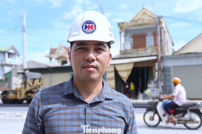 Ông Lê Đức Tùng, Giám đốc điều hành Dự án cải tạo, mở rộng Quốc lộ 46, cho biết theo tiến độ được Bộ Xây dựng giao, toàn bộ dự án phải hoàn thành trước ngày 30/10. Tuy nhiên, thực hiện cam kết với lãnh đạo UBND tỉnh, nhà thầu đang nỗ lực đẩy nhanh tiến độ, phấn đấu hoàn thành toàn bộ phần mặt đường bê tông nhựa trước ngày 30/9 và cơ bản hoàn thành dự án trong tháng 9/2026. “Anh em xác định đây là giai đoạn nước rút nên sẽ tranh thủ từng ngày, từng giờ để đẩy nhanh tiến độ. Dịp lễ 2/9, công trường vẫn duy trì thi công bình thường. Các chế độ, chính sách đối với người lao động trong những ngày lễ cũng được thực hiện đầy đủ theo quy định”, ông Tùng cho hay.