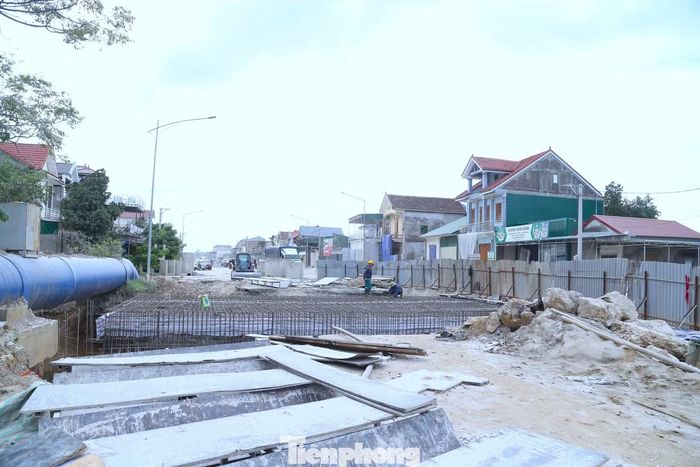 Trong giai đoạn nước rút, nhà thầu đang huy động tối đa nhân lực, máy móc, tổ chức nhiều mũi thi công đồng thời để tăng tốc. Việc duy trì thi công trong dịp lễ 2/9 cũng nằm trong kế hoạch đẩy nhanh tiến độ này. Trong ảnh, công nhân đang khẩn trương thi công hệ thống cống tại khu vực Km29, qua xã Kim Liên, Nghệ An.