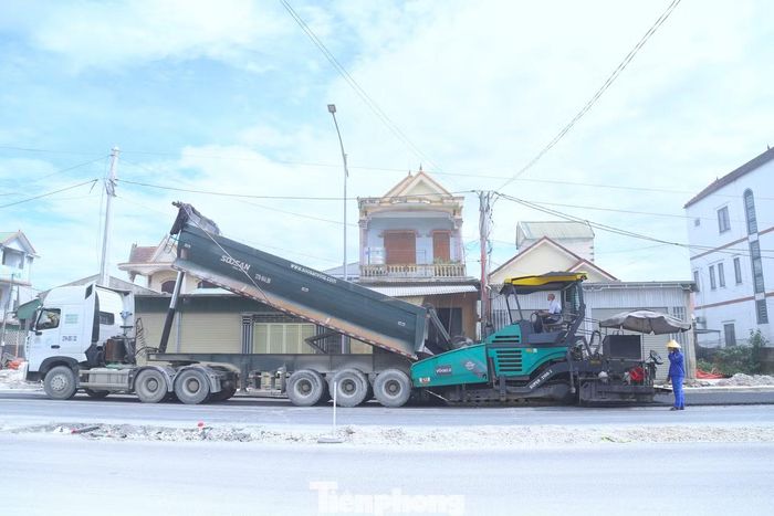 Không chỉ công nhân, đội ngũ kỹ sư, cán bộ kỹ thuật và chỉ huy công trường cũng duy trì lực lượng thường trực trong những ngày nghỉ lễ. Nhân lực được bố trí theo từng mũi thi công, bảo đảm các hạng mục được triển khai liên tục, không bị gián đoạn.