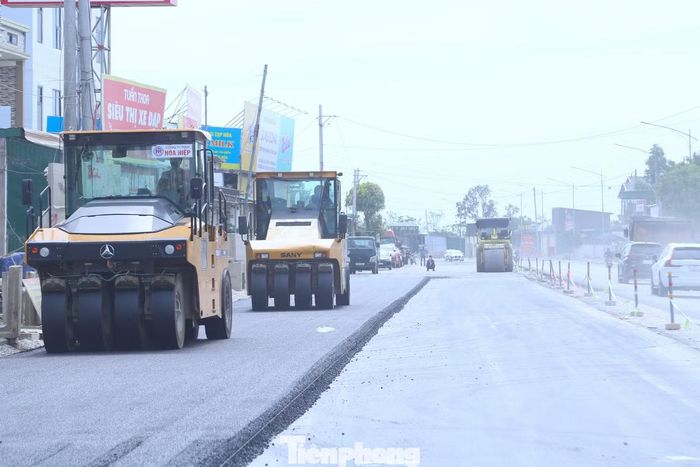 Ghi nhận ngày 29/8, trên công trường, không khí thi công diễn ra khẩn trương. Tiếng máy móc, xe vận chuyển vật liệu hòa cùng nhịp làm việc liên tục của các tổ, đội công nhân. Từng tốp công nhân tất bật tại các vị trí thi công, người điều khiển máy móc, người san gạt, người kiểm tra, hoàn thiện từng hạng mục.