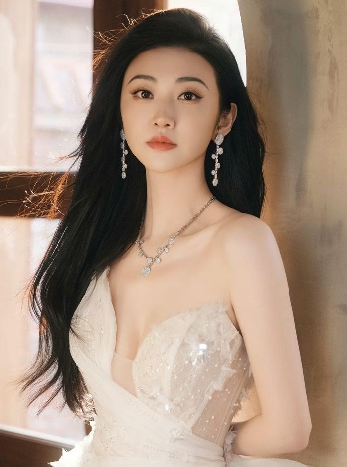 Cảnh Điềm hẹn hò vận động viên Trương Kế Khoa nhưng bị anh đem ảnh nóng đi thế chấp nợ.