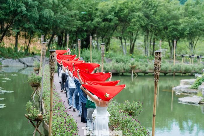 Điểm nhấn nổi bật tại Thung Nham là cụm visual nghệ thuật “Một dải non sông – Một niềm tự hào”, được xây dựng như một hành trình kể chuyện bằng hình ảnh. Dải lụa đỏ uốn lượn tượng trưng cho dòng chảy lịch sử, kết hợp ba chủ đề: Dựng nước – Giữ nước – Hòa bình.