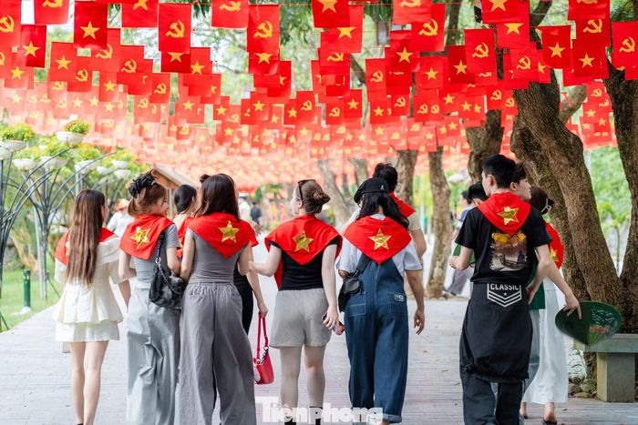 Trên Đường Hàng Cây Ô, những khung tre mộc mạc được bố trí dọc lối đi, kết hợp tranh và hình ảnh mang tinh thần dân tộc. Còn Tuyến đường Lịch Sử nổi bật với những hàng cờ đỏ sao vàng nối dài, tạo nên không gian rực rỡ giữa màu xanh thiên nhiên