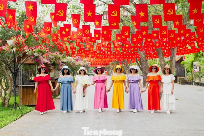 Không khí lễ hội tại Thung Nham cũng hòa chung sức hút của các điểm đến nổi tiếng trên hành trình khám phá Ninh Bình. Cố đô Hoa Lư là điểm đến không thể bỏ qua với những dấu tích gắn với lịch sử dựng nước và giữ nước của dân tộc, đặc biệt là thời kỳ hình thành nhà nước Đại Cồ Việt. Không gian cổ kính, hệ thống đền thờ, cùng cảnh quan núi đá bao quanh tạo nên một điểm đến giàu giá trị lịch sử và văn hóa.