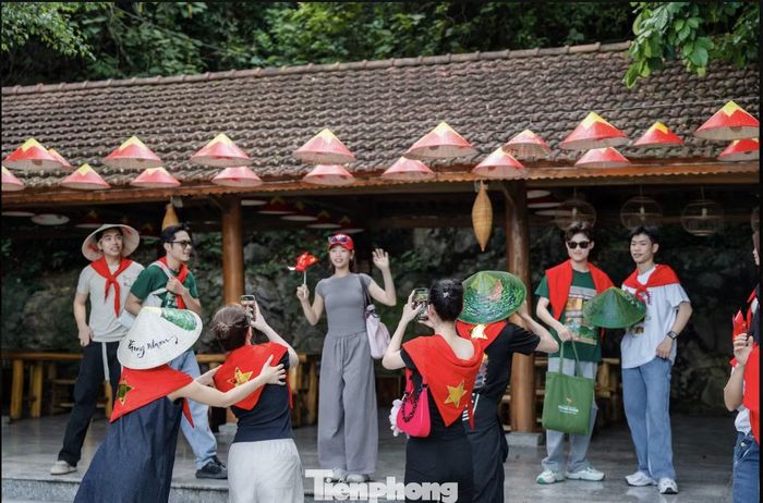 Sự kết hợp giữa Hoa Lư - Tràng An - Thung Nham tạo thành một hành trình giàu lớp lang, từ lịch sử, văn hóa đến cảnh quan thiên nhiên và trải nghiệm sinh thái.