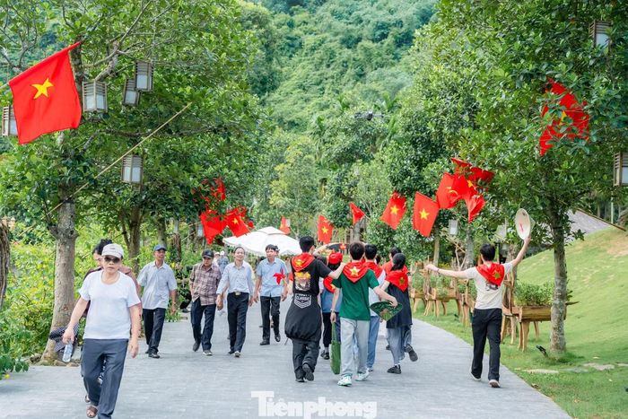 Các khu vực bán hàng, dịch vụ cũng được trang trí đồng bộ, tạo nên hành trình “Rực rỡ Thung Nham” xuyên suốt khu du lịch. Bên cạnh cảnh quan, Thung Nham còn giới thiệu menu mới với các dòng trà hoa quả thanh mát và bánh lạnh, mang đến thêm lựa chọn nghỉ chân cho du khách trong những ngày cuối Hè.