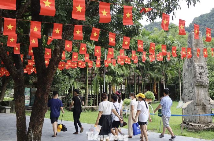 Dịp Quốc khánh năm nay, những điểm đến như Hoa Lư, Tràng An, Thung Nham cùng tạo nên bức tranh du lịch nhiều màu sắc của Ninh Bình. Đặc biệt, hình ảnh du khách diện áo dài truyền thống, trang phục mang sắc đỏ - vàng check-in giữa cờ Tổ quốc đang tạo nên những khoảnh khắc giàu cảm xúc trong kỳ nghỉ lễ. Với những giá trị đó, kỳ nghỉ 2/9 không chỉ là dịp để du khách nghỉ ngơi, khám phá mà còn là cơ hội cảm nhận sâu hơn vẻ đẹp của quê hương, đất nước qua từng miền di sản và cảnh sắc Ninh Bình.