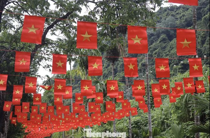 Trong khi đó, Quần thể danh thắng Tràng An, Di sản Văn hóa và Thiên nhiên thế giới được UNESCO ghi danh, tiếp tục là một trong những biểu tượng du lịch của Ninh Bình. Những tuyến du thuyền len qua núi đá vôi, hang động và dòng sông xanh tạo nên trải nghiệm đặc trưng mà khó có thể tìm thấy ở nơi khác.