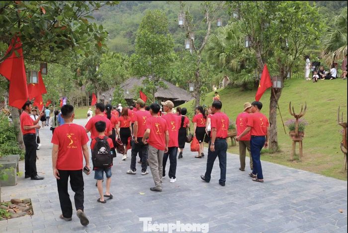 Nếu Tràng An hấp dẫn bởi vẻ đẹp sơn thủy, thì Hoa Lư gây ấn tượng bởi chiều sâu lịch sử. Sự đa dạng về địa hình giúp Ninh Bình có lợi thế đặc biệt trong việc xây dựng những hành trình du lịch nhiều trải nghiệm, buổi sáng khám phá di sản, buổi chiều hòa mình vào thiên nhiên, buổi tối thưởng thức ẩm thực, nghỉ dưỡng.