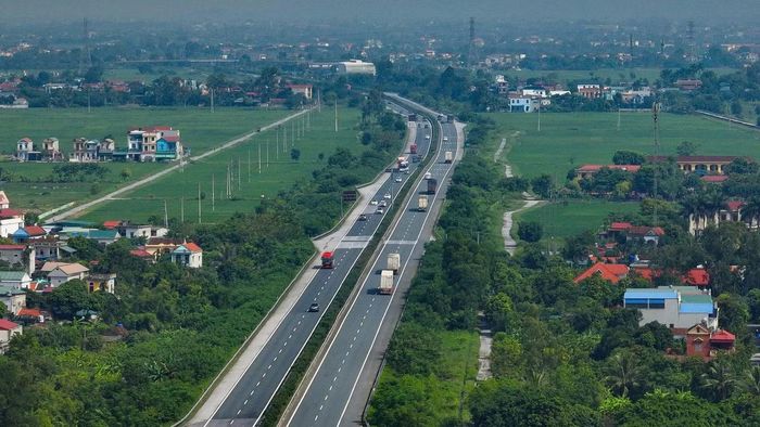 Một số đoạn tuyến cao tốc có 2 làn xe và 1 làn dừng khẩn cấp.