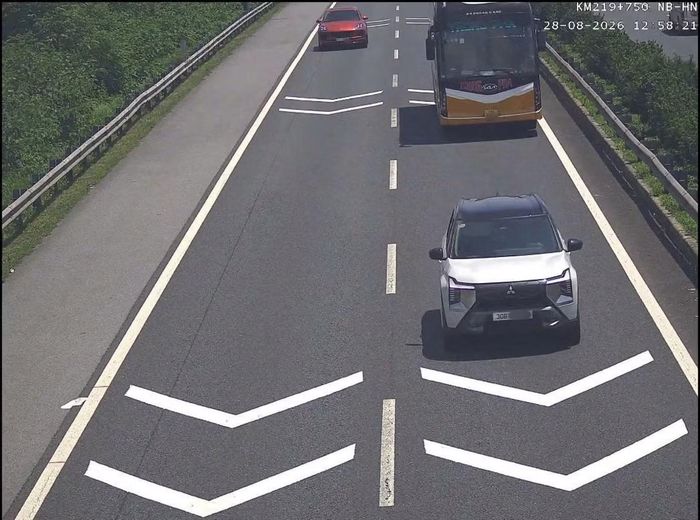 Hành vi không giữ khoảng cách của tài xế xe khách bị xử phạt.