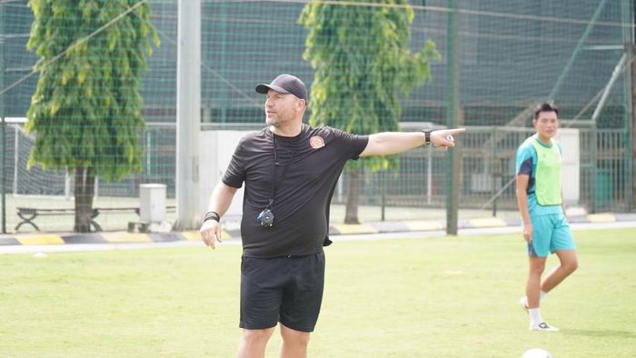 Tân HLV Arthur Diles của Công an TPHCM chỉ đạo các học trò. Ông sẽ đối mặt với đội bóng mạnh Công an Hà Nội ngay trong trận chính thức ra mắt đội bóng mới