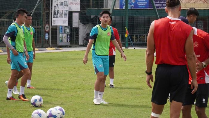 Trung vệ trẻ này không thi đấu nhiều ở ASEAN CUP 2026, nhiều khả năng anh sẽ đá chính trước Công an Hà Nội. Sau trải nghiệm ở cấp độ đội tuyển, Nhật Minh dường như mang theo sự tự tin và bản lĩnh mới khi trở lại môi trường CLB.