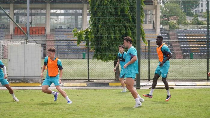  Lee Williams và Michael Olaha﻿, hai cầu thủ nhập tịch mới nhất của Công an TPHCM, nhiệt tình trong các pha tranh bóng 