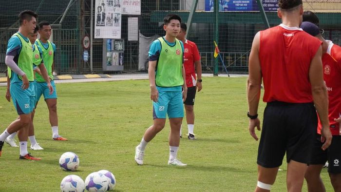 Nhật Minh cũng có buổi tập để tiếp tục bắt nhịp với các đồng đội mới. Cầu thủ trẻ cho thấy nguồn năng lượng dồi dào, liên tục di chuyển, tranh chấp và thực hiện những bài phối hợp với đồng đội.