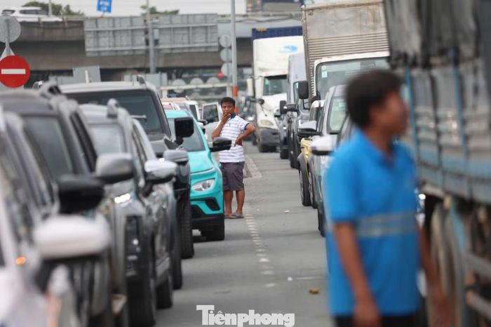 Anh Văn Chương (40 tuổi) cho biết, anh đang trên đường về Nha Trang nhưng mất hơn một giờ mới di chuyển được khoảng 5km. Có thời điểm, xe gần như đứng yên.