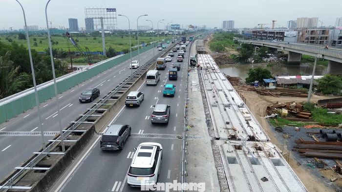 Phòng CSGT TP. HCM khuyến cáo người dân chủ động kiểm tra lộ trình, cập nhật tình hình giao thông trước khi di chuyển để lựa chọn tuyến đường phù hợp, hạn chế đi vào các khu vực đang ùn tắc.