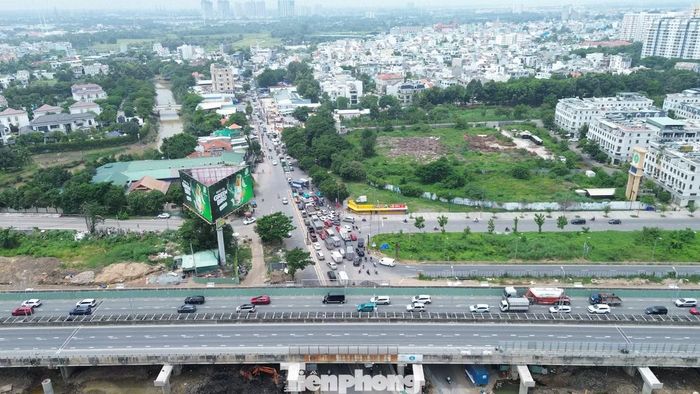 Đoạn đường Đỗ Xuân Hợp, đường dẫn lên cao tốc TP. HCM - Long Thành - Dầu Giây ken đặc phương tiện trong ngày đầu kỳ nghỉ lễ 2/9.