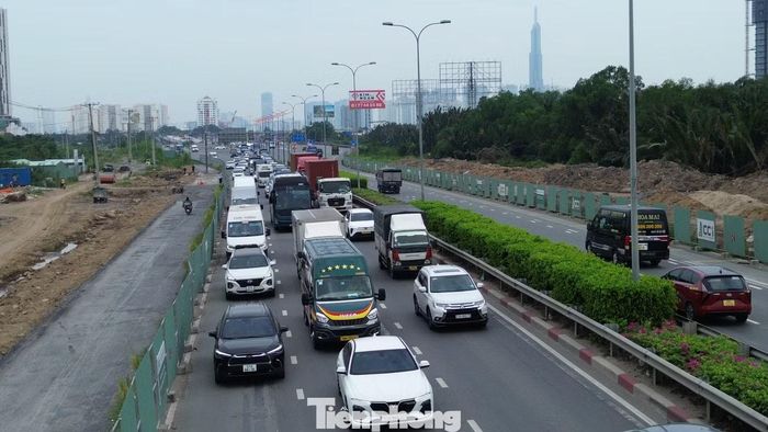 Tại nút giao An Phú, lượng xe máy trên đường Lương Định Của tăng cao, xếp hàng dài chờ qua giao lộ. Đến khoảng 11h, tình trạng ùn ứ tiếp tục gia tăng tại khu vực này.