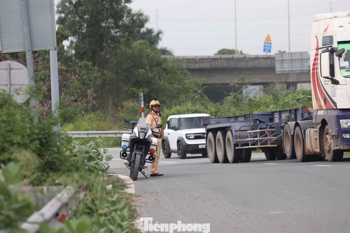 Tại vòng xoay Liên Phường, đường được căng dây để hạn chế ô tô rẽ trái phải, nhằm giảm xung đột giao thông ở nút giao này.