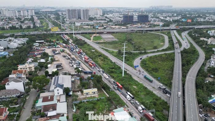 Tại vòng xoay Phú Hữu, dòng phương tiện ken đặc, di chuyển chậm qua nút giao.